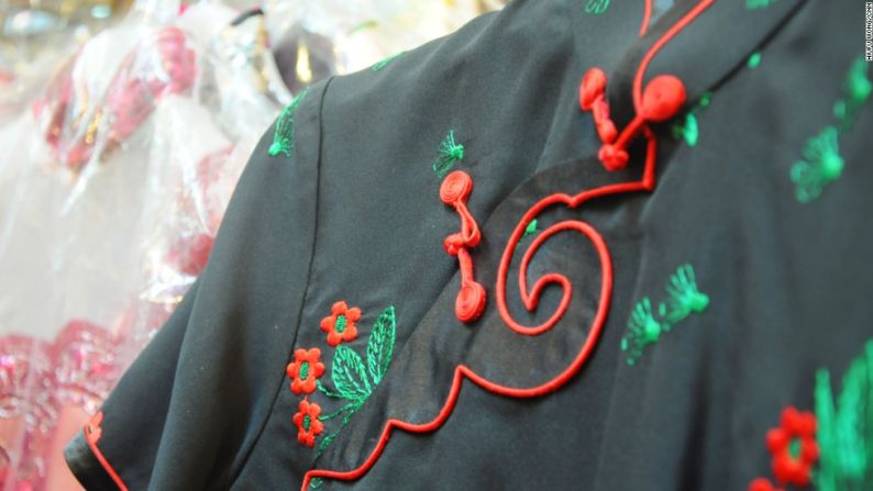 Belleza compleja: los principales elementos de la silueta original del vestido —cuello alto, botones de flores en la solapa— hacen que sea fácil incorporarlos en nuevos diseños.