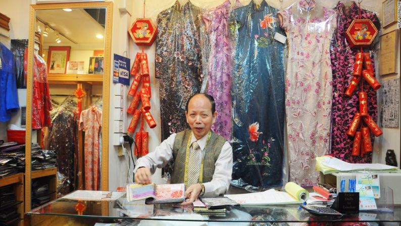 Gurú de una era dorada: fundado en 1966 en Hong Kong, Linva Tailor ha visto el ascenso y la caída de la popularidad del cheongsam. "El cheongsam vuelve a estar a la moda cada 10 o 20 años en ciclo", dice el propietario Leung Ching-wah.