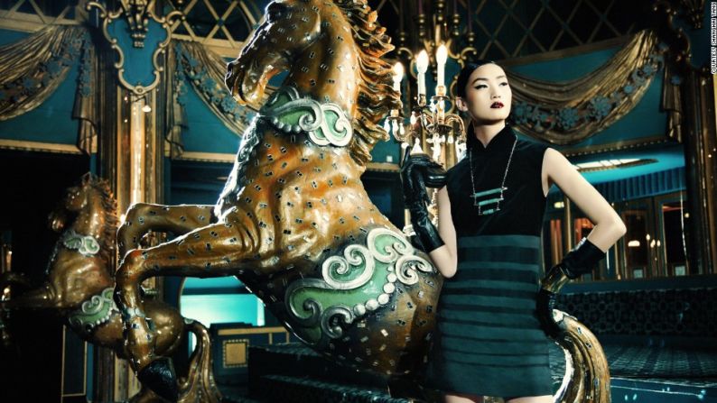 Desde su transformación como una declaración feminista hasta las encarnaciones modernas, la exhibición "Un siglo de moda: la historia del cheongsam de Hong Kong" celebra este icónico vestido. Esta versión contemporánea (no aparece en la exhibición) pertenece a la marca de moda Shanghai Tang.