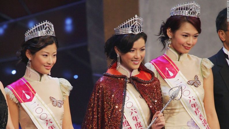 Representan a Hong Kong: por tradición, las candidatas de Miss Hong Kong llevan puesto un cheongsam durante la ceremonia de premiación, como se muestra aquí con la ganadora y finalistas en 2006.
