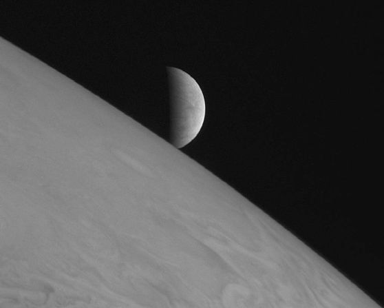 New Horizons tomó esta imagen de la luna congelada, Europa, al elevarse por encima de las nubes de Júpiter, después del máximo acercamiento de la nave espacial a ese planeta.