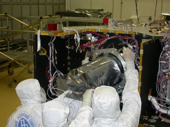 Los técnicos instalan la instrumentación para la toma de fotografías de alta resolución, LORRI, en la nave espacial New Horizons de la NASA.