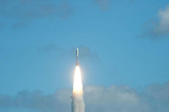 La nave espacial New Horizons ruge en el cielo azul después de un despegue a las 2 p.m. ET. a bordo de un cohete Atlas V, lanzado desde el Complejo 41, en la Estación de la Fuerza Aérea de Cabo Cañaveral en Florida.