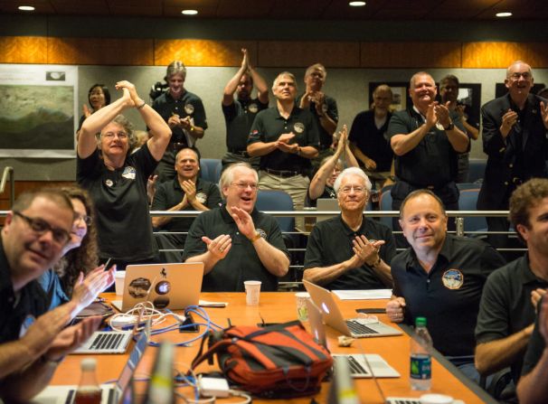 Los miembros del equipo científico de New Horizons reaccionan al ver la última y más nítida imagen de Plutón.