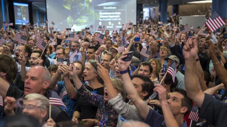 Miembros del equipo de New Horizons celebran el momento en que la nave espacial estuvo más cerca de Plutón, el 14 de julio 2015.