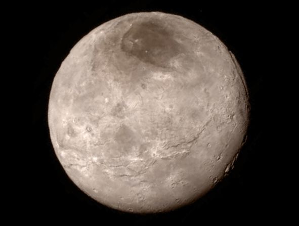 Nuevos detalles de la luna más grande de Plutón, Charón, se revelan en esta imagen del New Horizons tomada por la instrumentación de alta resolución, LORRI.