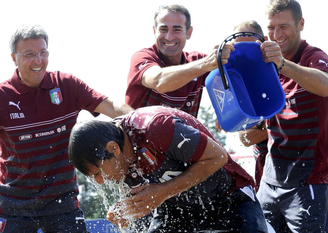 17 millones de personas se unieron al popular 'Ice Bucket Challenge' en 2014, entre ellos la selección nacional de fútbol de Italia, en la fotografía tomada en septiembre de ese año.