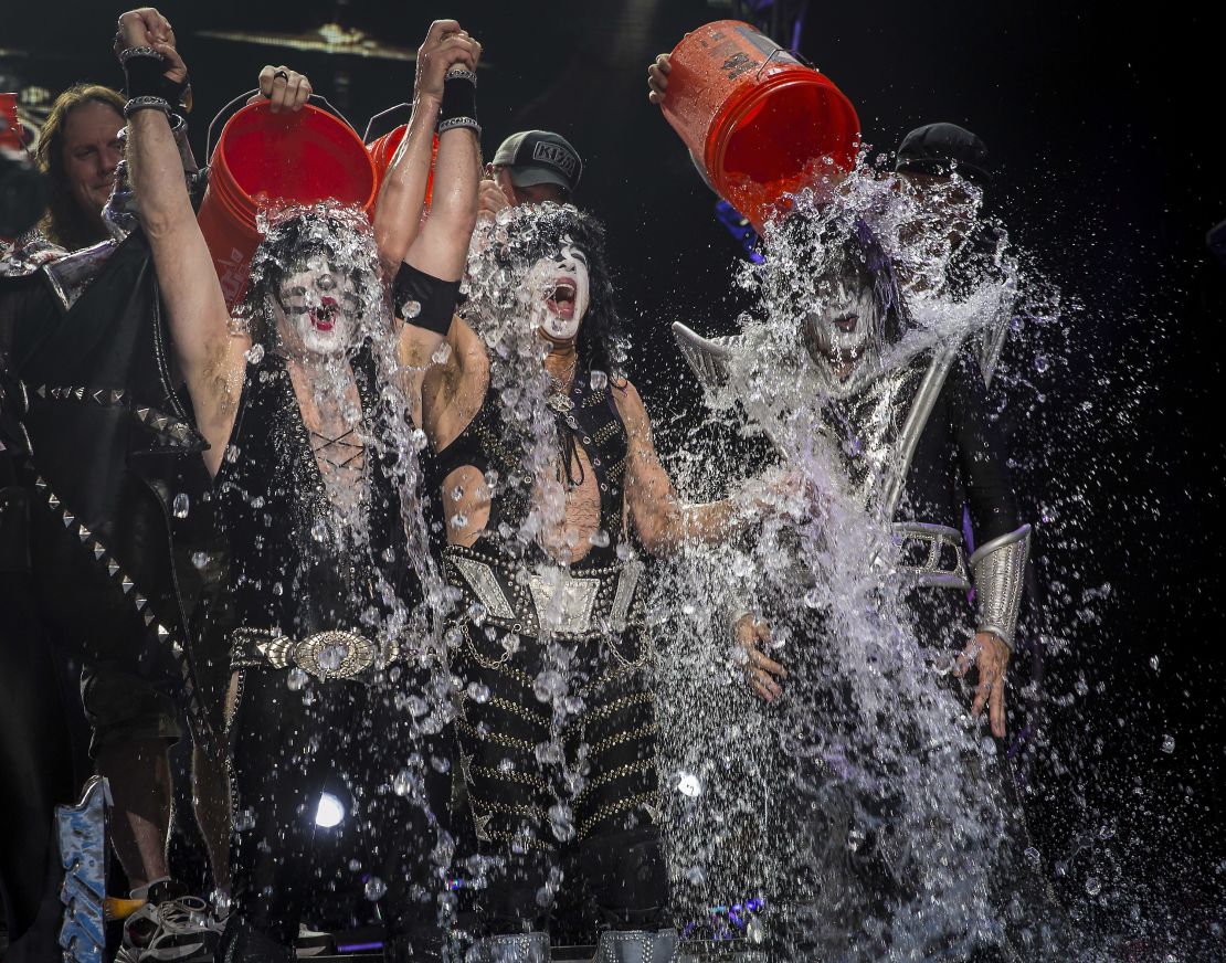 La legendaria banda Kiss también se unió al reto de la cubeta de hielo durante su presentación en el Klipsch Music Center.