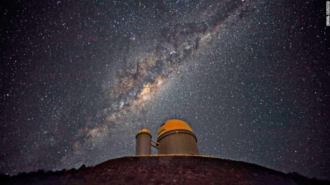 La Vía Láctea se extiende por el telescopio de 3,6 metros del Observatorio Europeo Austral en La Silla, Chile.