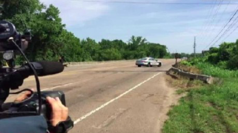 Los tiroteos ocurrieron en dos lugares. La Marina estadounidense tuiteó que uno de ellos ocurrió en un centro de la Reserva Naval en Chattanooga, y testigos dijeron que vieron otro tiroteo en un edificio donde hay oficinas de reclutamiento de militares.