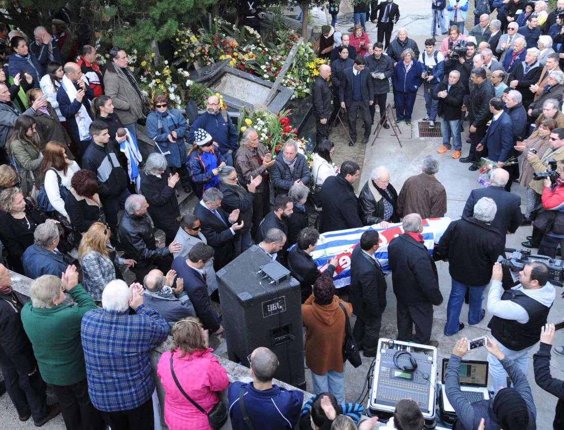 CNNE 188152 - fbl-uruguay-ghiggia-funeral