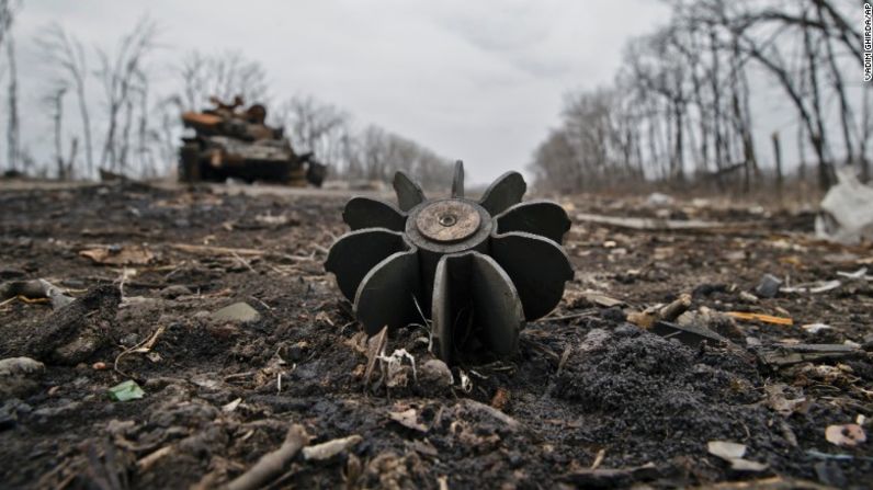 Un mortero cerca de un tanque destruido en lo que era un puesto de control de seguridad de las fuerzas ucranianas, en la entrada de Chornukhyne.