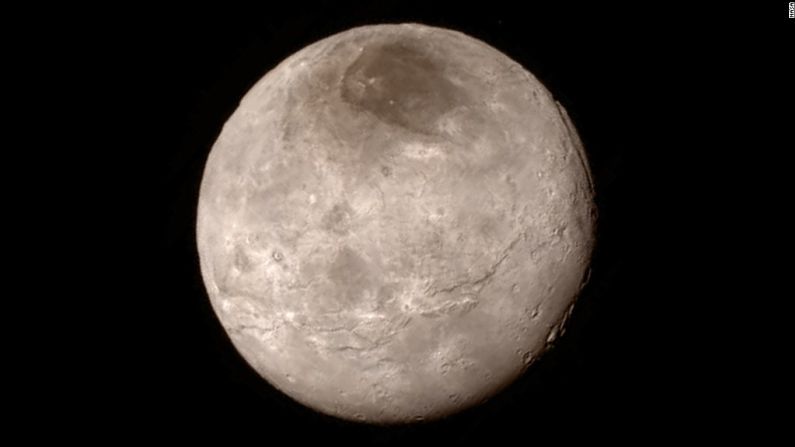 La nave espacial 'New Horizons' tomó este jueves una imagen más detallada de Caronte, una de las lunas de Plutón, que muestra algunas zonas con cráteres.