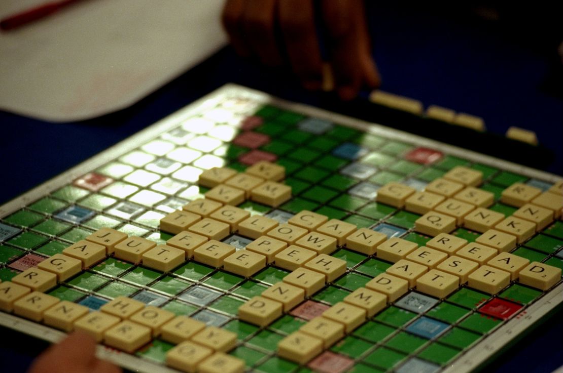 En Scrabble es importante hacer combinaciones de patrones para formar palabras.