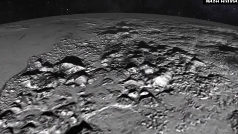 'New Horizons' tomó el 14 de julio una imagen de una nueva cordillera en Plutón cerca del margen de la Región de Tombaugh, situada en un terreno de cráteres.