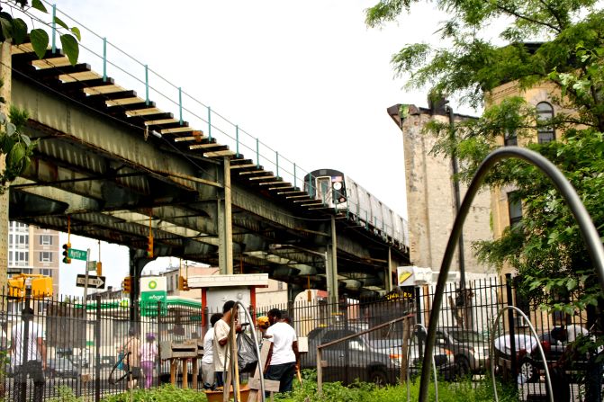 La granja está ubicada bajo los rieles del metro en la intersección entre las calles Grove y Myrtle en el barrio latino de Bushwick en Brooklyn.