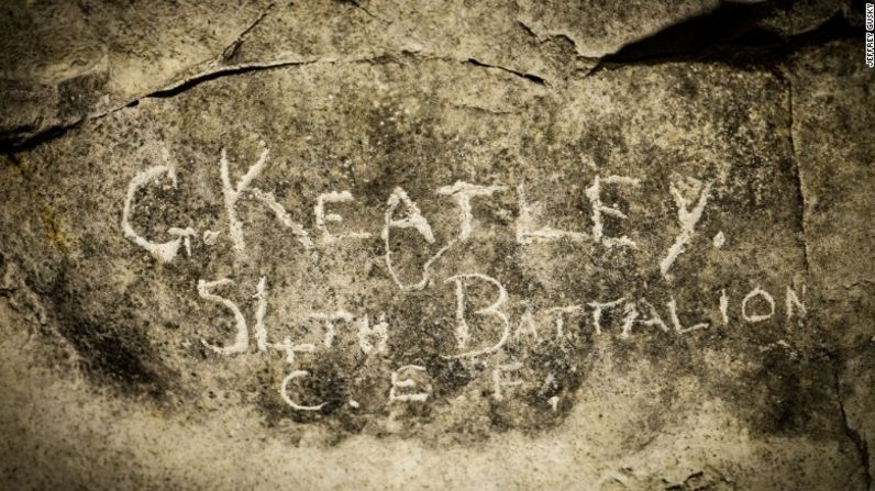 Algunas inscripciones parecen ser gravados en las paredes de las cuevas.