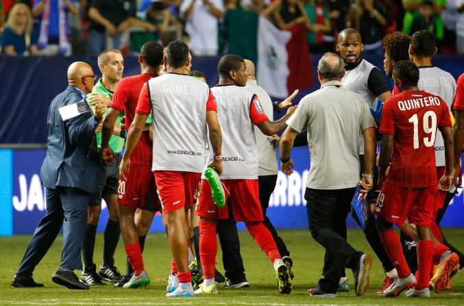 México pasa a la final de la Copa Oro tras vencer a Panamá y 'enciende' las redes sociales por polémico arbitraje (Getty Images).