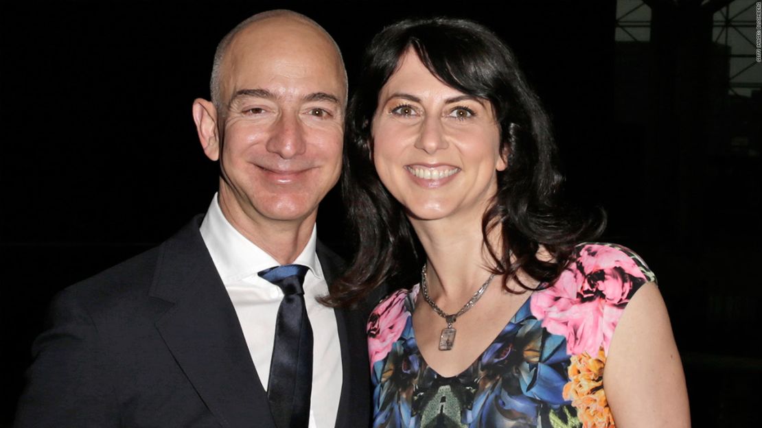 CNNE 194162 - jeff y mackenzie bezos