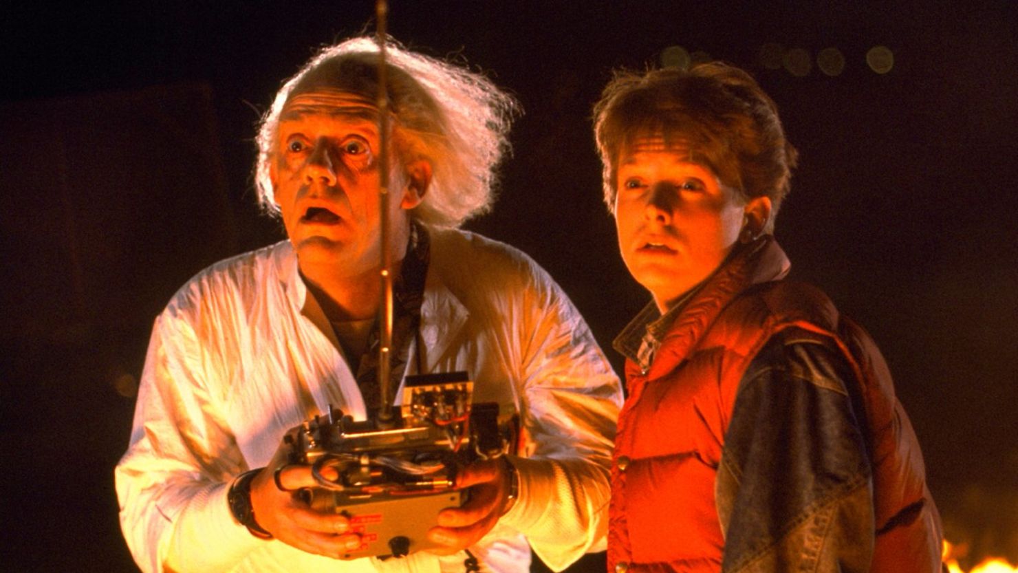 La trilogía "Back to the future" fue estrenada en 1985. Fue dirigida por Robert Zemeckis y Bob Gale y producida por Steven Spilberg. En la parte II de esta entrega los protagonistas viajan al año 2015.