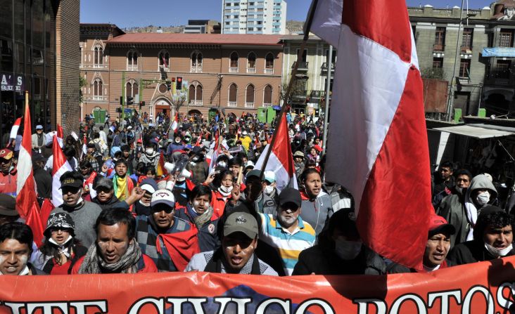 Un grupo de mineros protestaron en la ciudad de Potosí. Los grupos exigen al gobierno boliviano la construcción de una planta hidroeléctrica, carreteras y hospitales.