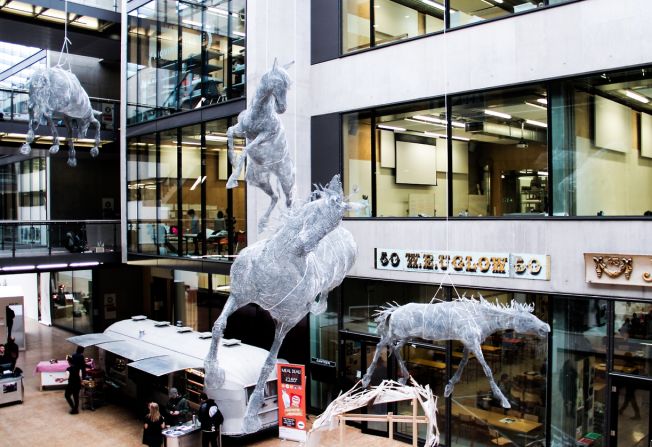 La escultura de la estudiante francesa se titula "Stabat Mater (Lorasifar, Depakin, Tegretol & Circadini)". Fue inspirada por la lucha de su hermano mayor contra la epilepsia y el autismo. Cada caballo fue bautizado con el nombre de las cuatro medicinas recetadas para controlar su epilepsia.