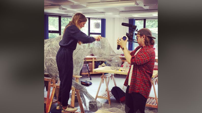 Dumon (a la izquierda) trabajando en su escultura para el hipódromo de Ascot. La artista de 24 años utiliza malla de alambre, la cual corta en pedazos para darle una nueva forma.