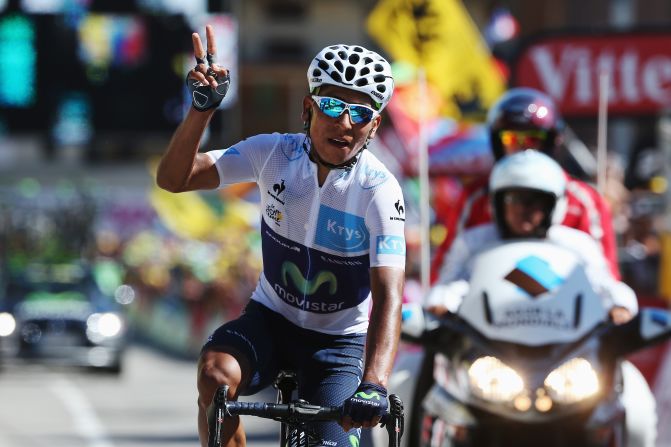 El colombiano Nairo Quintana cruza la meta de la vigésima etapa del Tour de Francia, para consolidar su segundo lugar en la competencia.Quintana será subcampeón del Tour por segunda vez en su carrera.