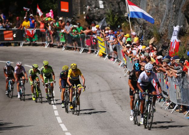 Chris Froome, al centro con el maillot amarillo, perdía terreno durante la vigésima etapa el Tour de Francia, ante el colombiano Nairo Quintana, de blanco, que atacaba la montaña.