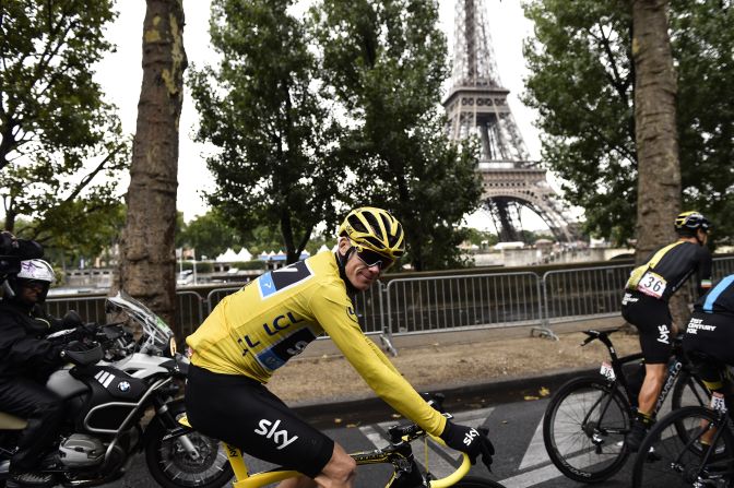 El británico Christopher Froome sonríe al pasar cerca de la Torre Eiffel, en la etapa final del Tour de Francia, que ganó por segunda ocasión.