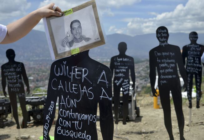 La excavación forense para buscar desaparecidos en Medellín. Familiares de desaparecidos particiapn en una ceremonia en 'Las Escombrera'.