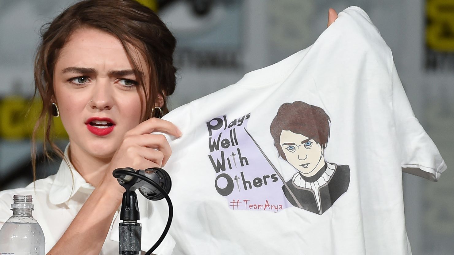 La actriz Maisie Williams muestra en Comic Con una camiseta con una de las frases famosas de su personaje en 'Games of Thrones', Arya Stark.