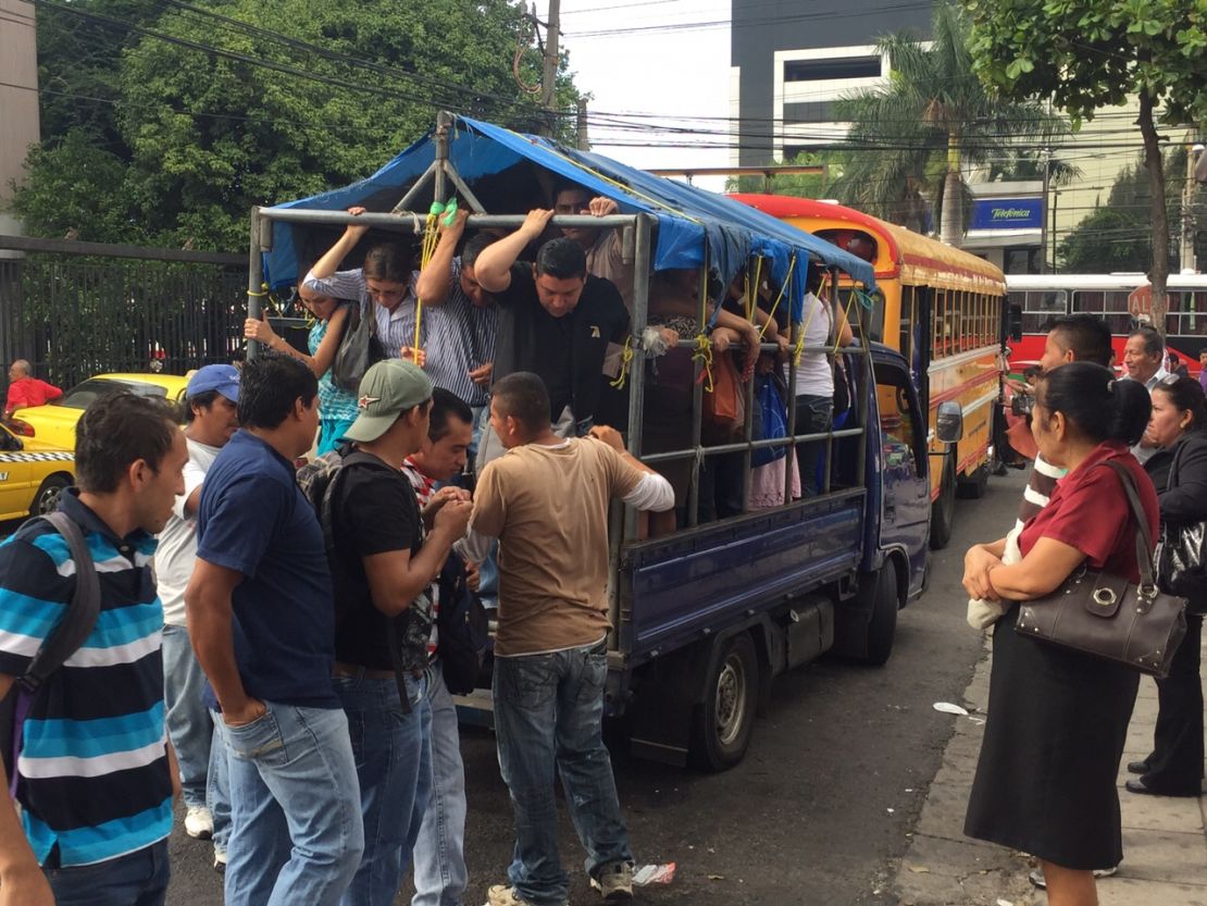 El gobierno dispuso vehículos para transportar a los ciudadanos afectados por el paro de transportes.