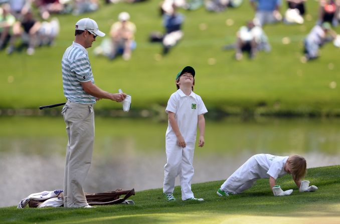 En 2014, Zach y sus hijos, Will y Wyatt, hicieron de caddies en el evento de pre-torneo Par 3 del Masters de Augusta.