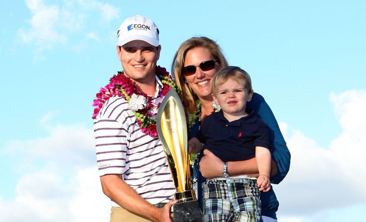 Los Johnson y su hijo, Will, posan con el trofeo después de que Zach ganara el Sony Open 2009 del PGA Tour en Hawai.