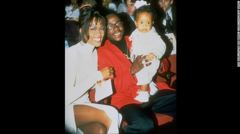 1993: Whitney Houston y Bobby Brown con Bobbi.