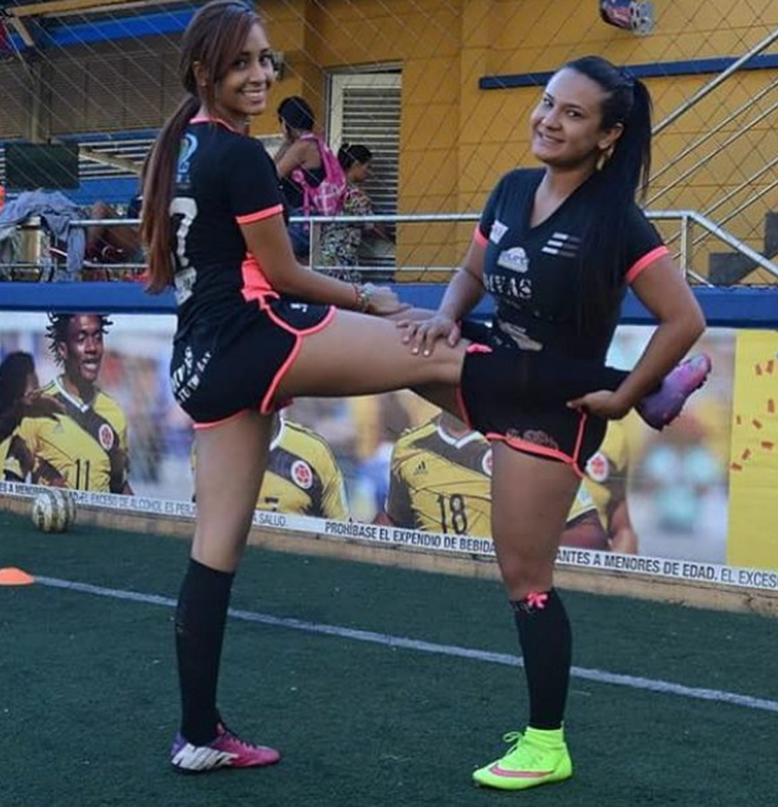 Juliana López (izq), juega en "Las Divas del Fútbol", un equipo aficionado en la ciudad de Medellín.