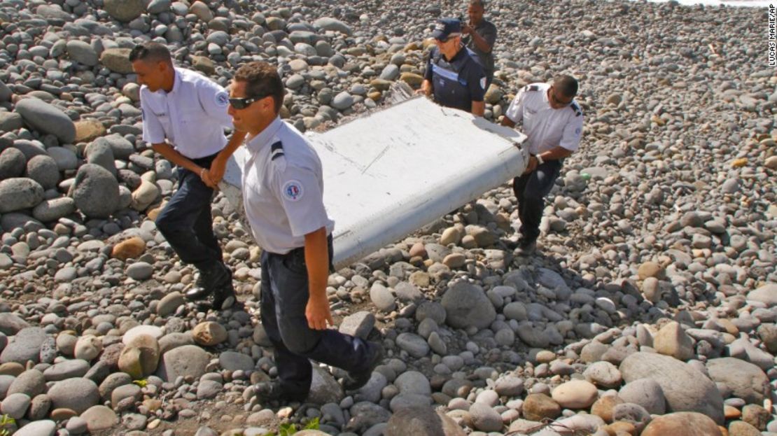 Autoridades hallaron los restos de un avión en aguas de la Isla de la Reunión, departamento francés de ultramar. Este fin de semana se confirmó que la pieza es de un Boeing 777.