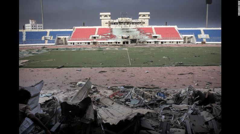 Este estadio de fútbol quedó completamente dañado tras un bombardeo.