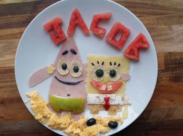 Patrick y Bob Esponja: Hecho con huevos, jamón, envoltura integral, queso y fruta.