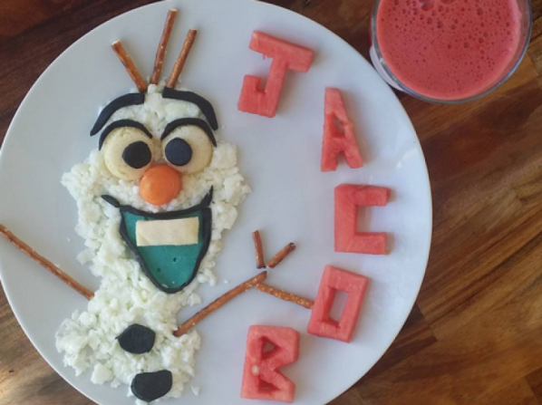 Olaf de 'Frozen': Hecho con claras de huevos revueltos, sandía, zanahorias, pepino, jengibre, jugo de remolacha y jugo de manzana.