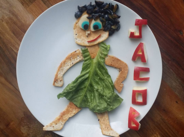 Joy de 'Inside Out': Hecho con tostadas integrales, jamón, queso, lechuga, arándanos y manzanas.