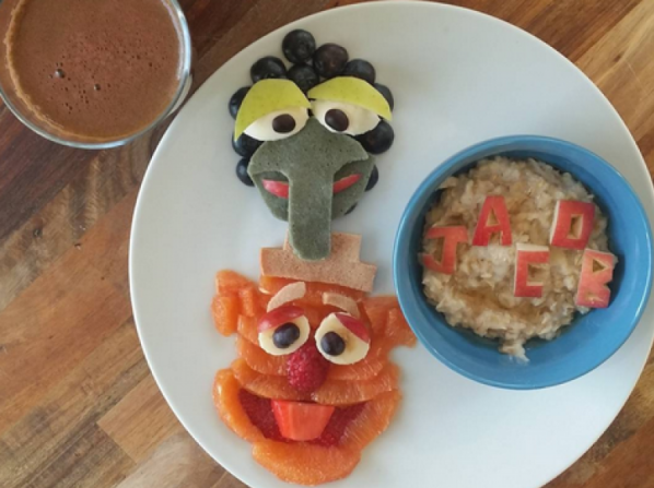 Gonzo y el oso Fozzie de 'Los Muppets': Elaborado con fruta, arándanos deletreado, panqueques, avena, col rizada, jengibre y jugo de remolacha.