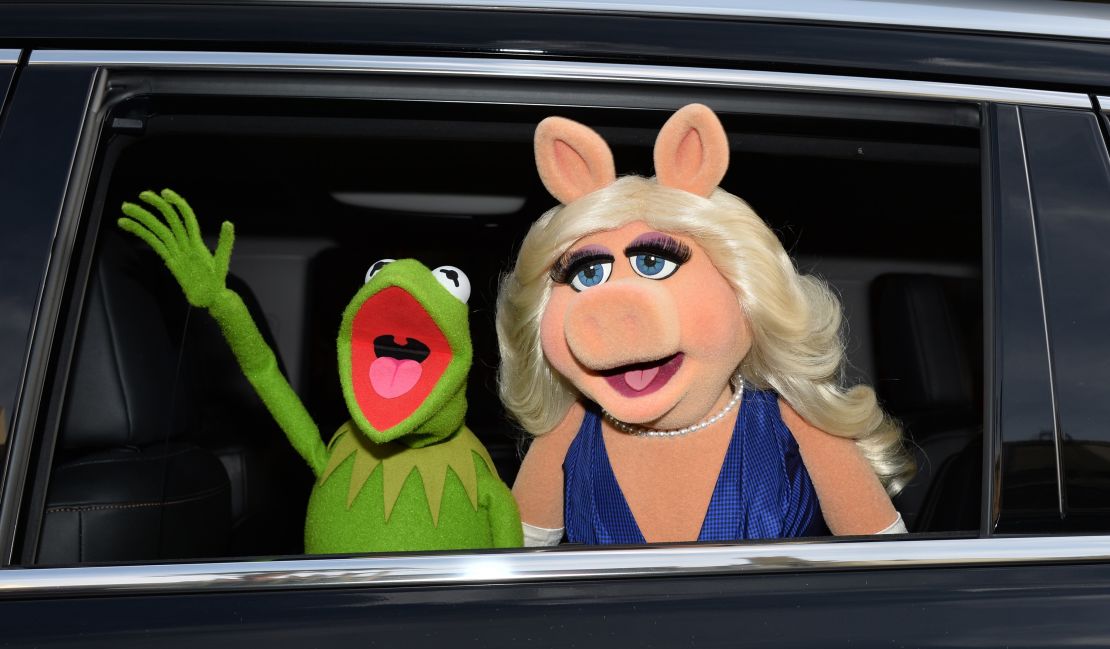 Miss Piggy y la Rana René llegan al estreno de la cinta Muppets Most Wanted en Hollywood, California.