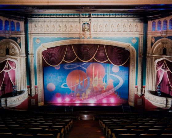 Esta extravagante sala de cine todavía ofrece recorridos de su auditorio de 2.200 asientos y el vestíbulo de seis pisos construido entre 1911 y 1931.