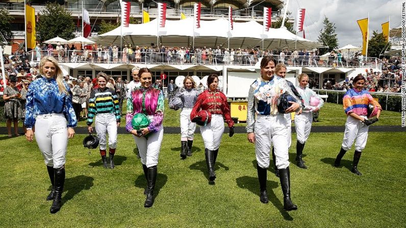 ¡Aquí vienen las chicas! Las 10 jockeys que compitieron este año en la Magnolia Cup en el Qatar Goodwood Festival. Cada competidora viste una una seda de carreras creada por los principales diseñadores, incluyendo la leyenda de la moda Vivienne Westwood.