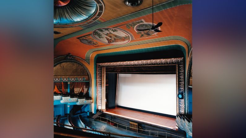 Esta sala de cine fue construida en 1925 y su costo fue, según consta, de alrededor de 300 dólares.