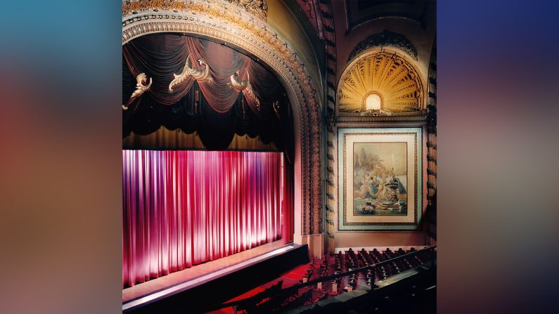 Construido en 1911, el fascinante interior de esta sala de cine –y muchos otros– inspiró a Klavens para crear este proyecto.