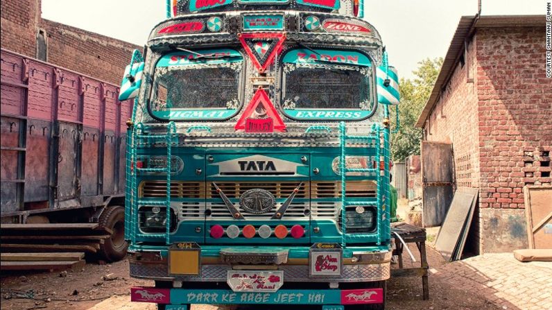 La forma en la que están pintados los camiones es parte de la marca registrada de la India sobre sus vibrantes colores.