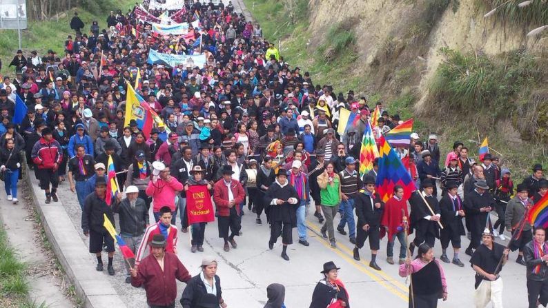 Los indígenas que marcharon desde el Amazonas llegaron a Quito y se unieron al paro nacional de trabajadores para protestar contra algunas medidas del presidente Rafael Correa.